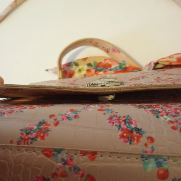 Adorable Betsey Johnson purse - Picture 6 of 6